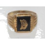 9ct gold & onyx signet ring.