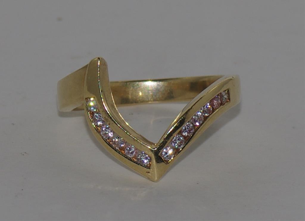 9ct yellow gold gem set V shape ring. - Image 2 of 2