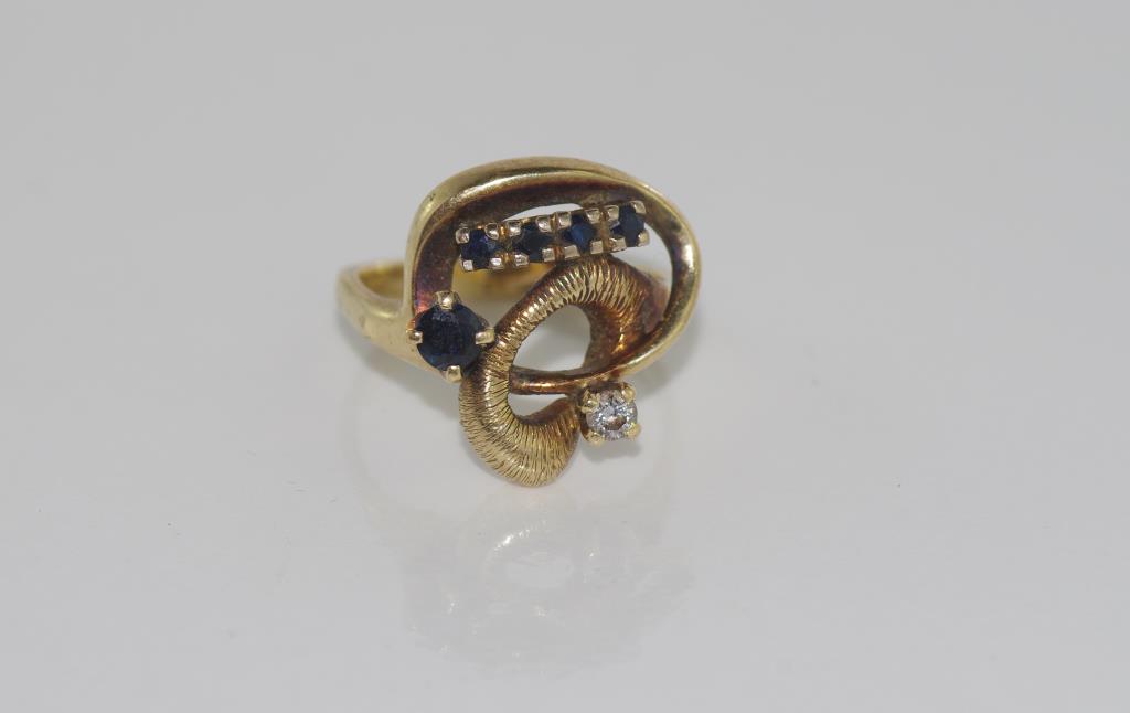 Unusual 9ct yellow gold, sapphire and diamond ring - Image 3 of 6