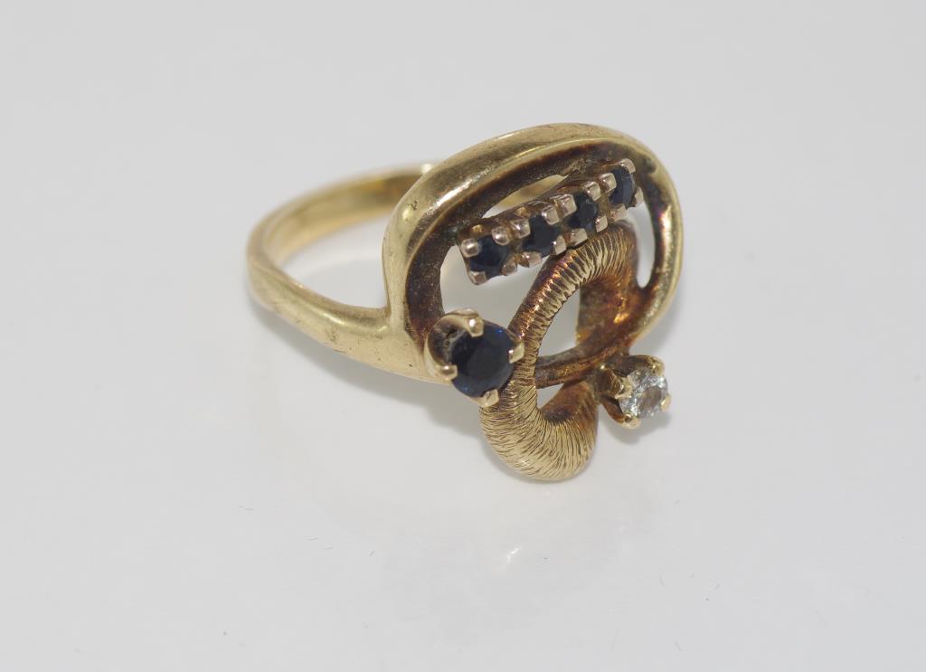 Unusual 9ct yellow gold, sapphire and diamond ring - Image 5 of 6