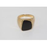 9ct yellow gold and onyx ring
