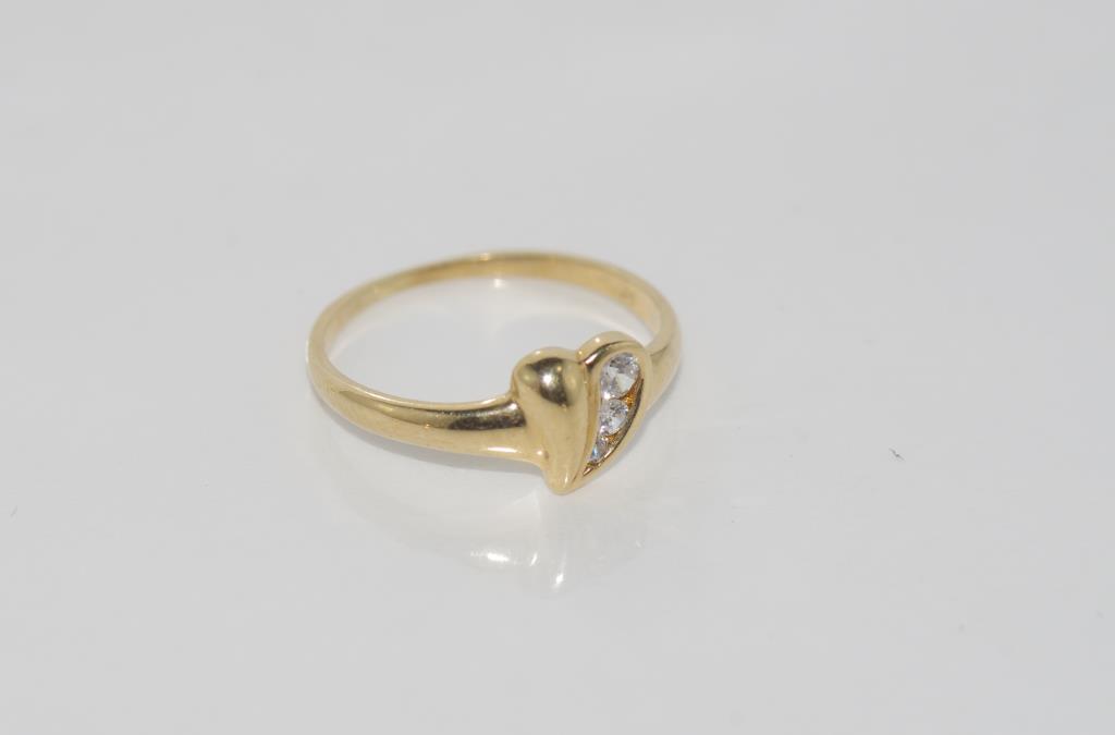 9ct yellow gold ring set with white stones