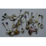 Quantity silver & silver plate teaspoons.