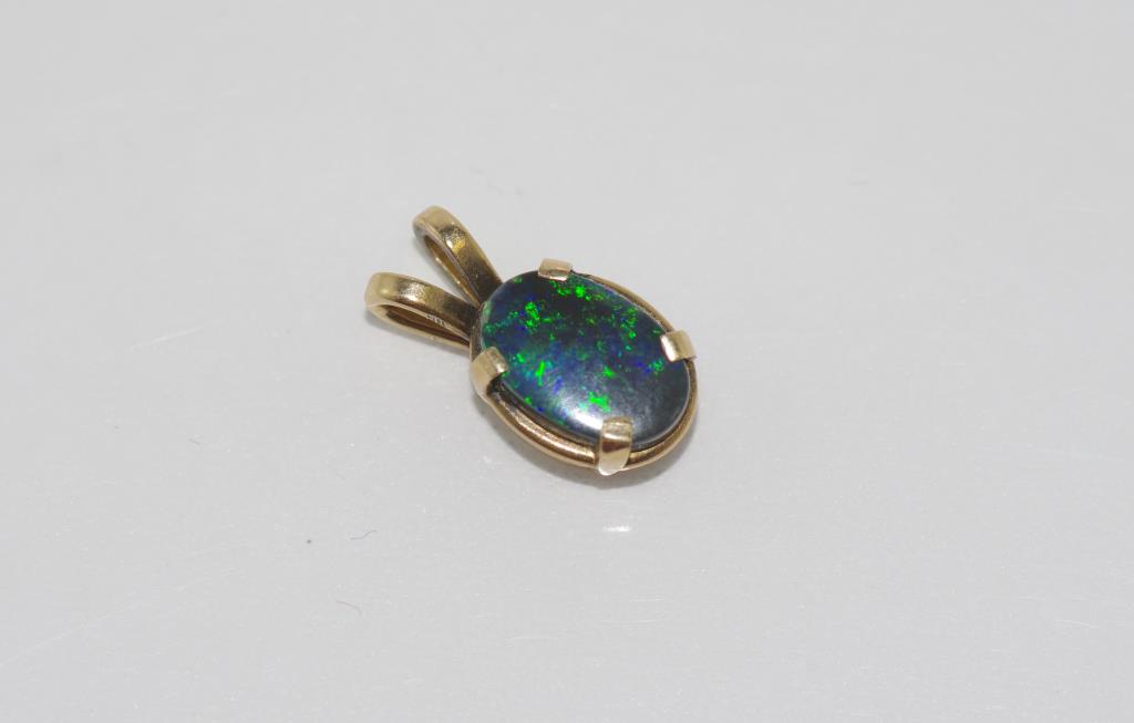Gold pendant set with opal - Image 2 of 2