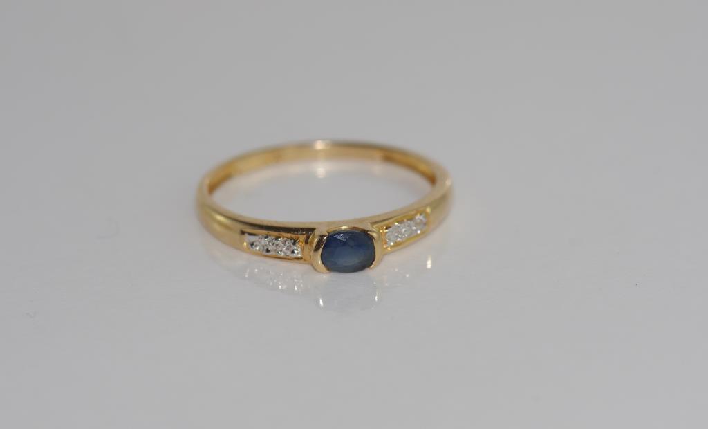 14ct yellow gold, sapphire and diamond ring