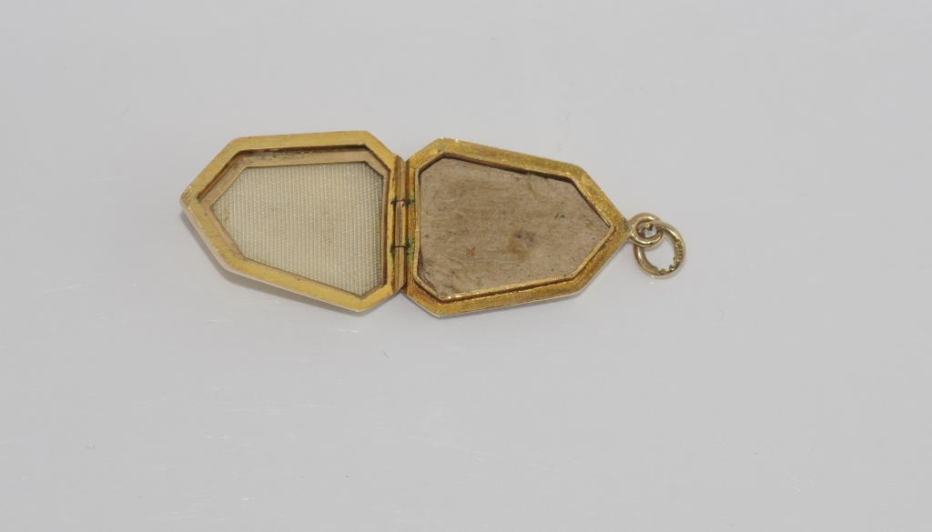 9ct yellow gold, engine turned locket - Image 2 of 2