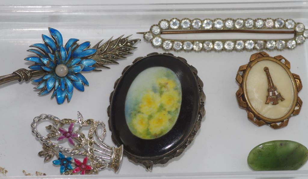 Various vintage brooches