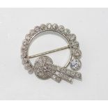 18ct white gold brooch with graduating diamonds