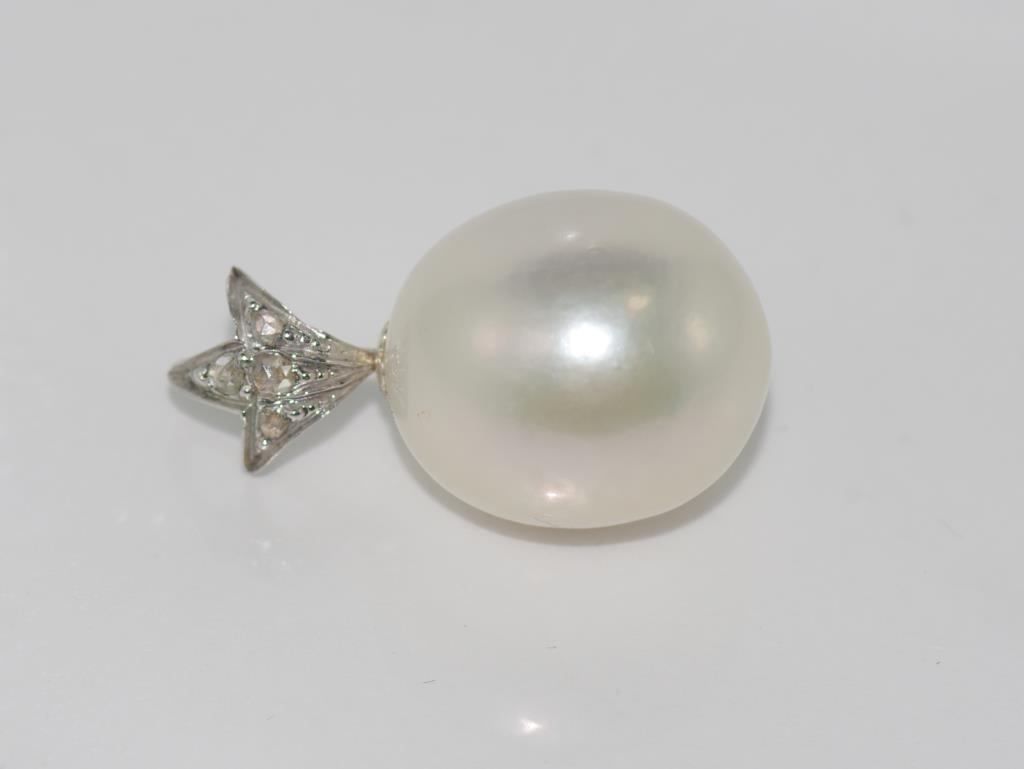 Large south sea pearl pendant