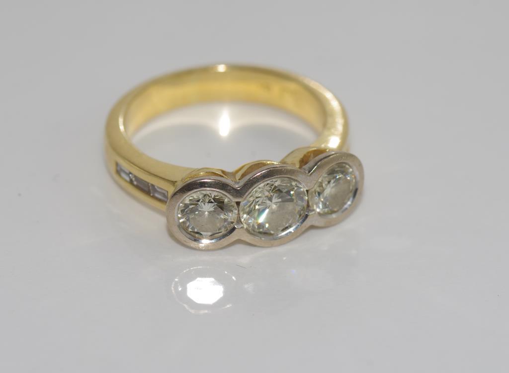 18ct yellow gold and three diamond gold ring - Image 2 of 3