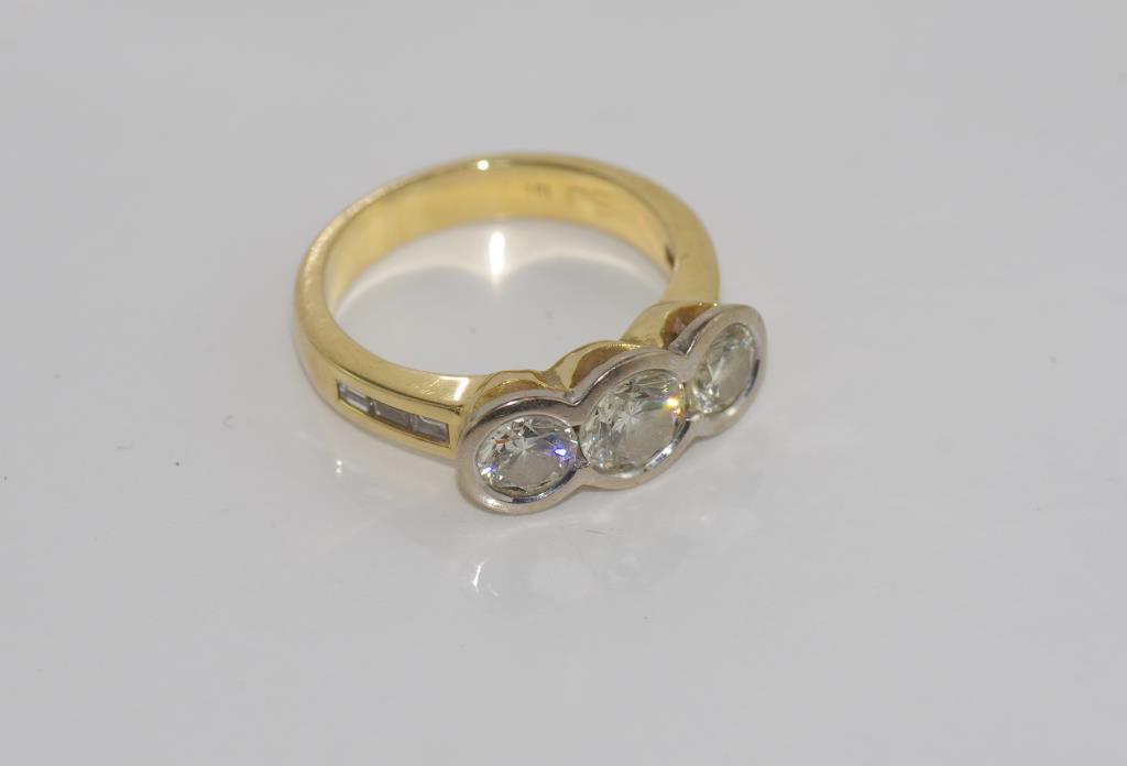 18ct yellow gold and three diamond gold ring - Image 3 of 3