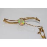 Good 15ct yellow gold and solid opal brooch