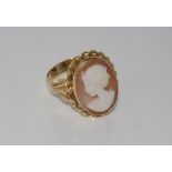 9ct yellow gold ring with shell cameo