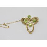 Boxed Edwardian 15ct gold & peridot brooch