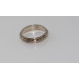 18ct white gold ring