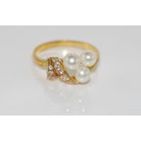 18ct yellow gold, pearl and cz ring