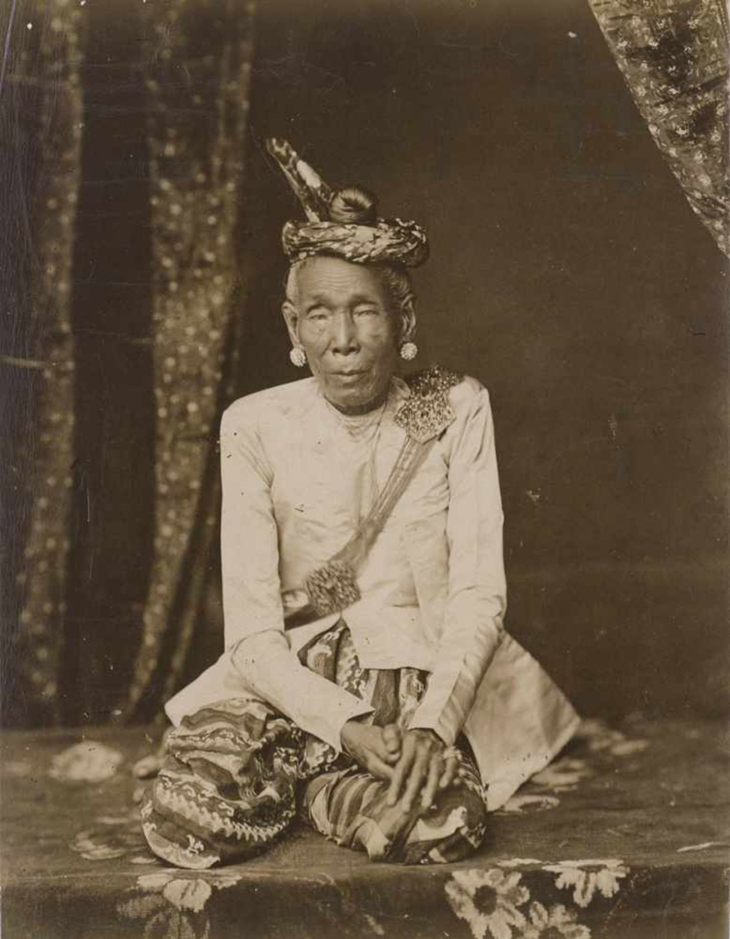 Burma: Portraits Photographer: Unknown. Portraits. 1870s - 1890s. 6 albumen prints. Various sizes, - Bild 2 aus 2