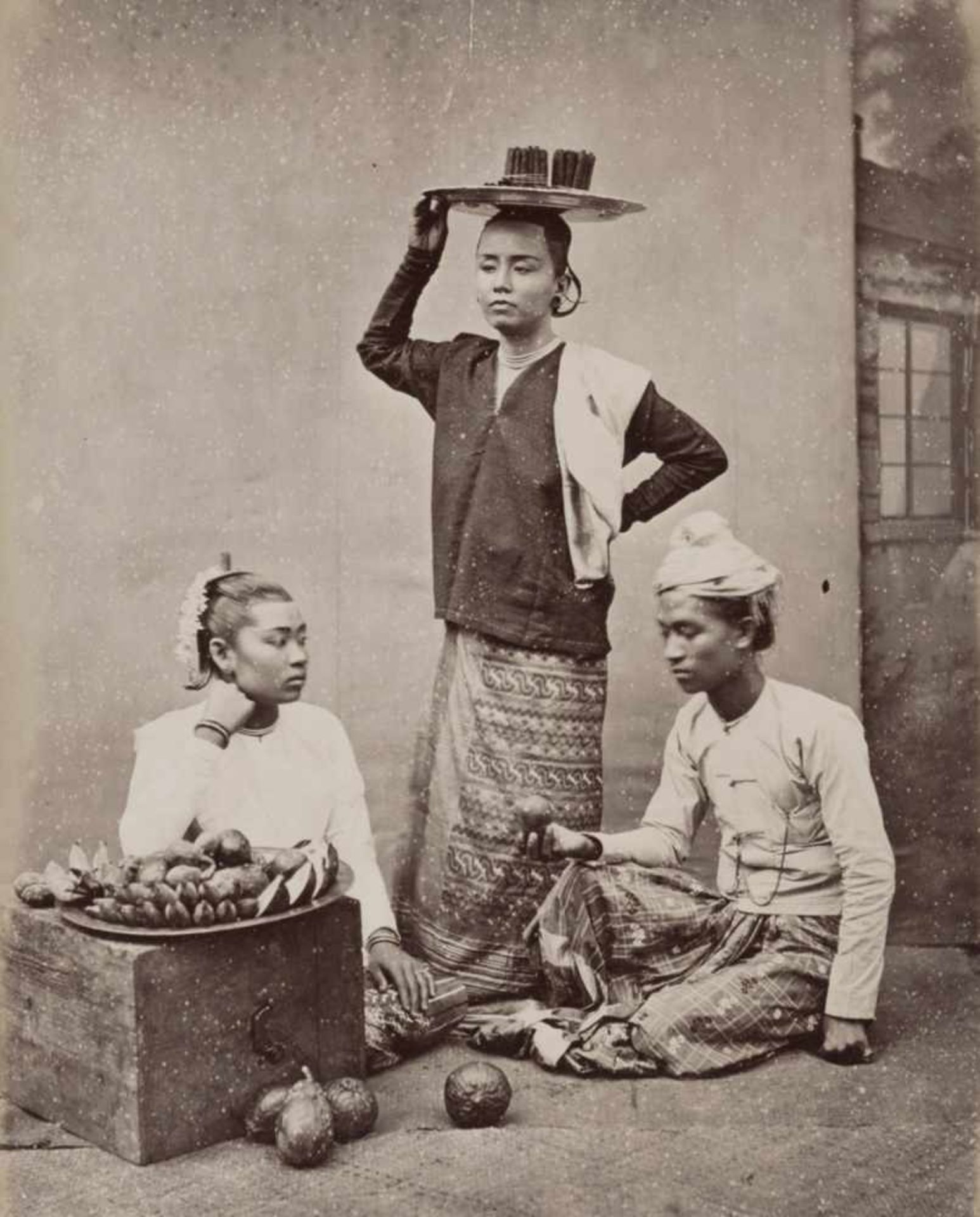 Burma: Street sellers, craftsmen, day laborers and other Brumese people Photographer: Felice