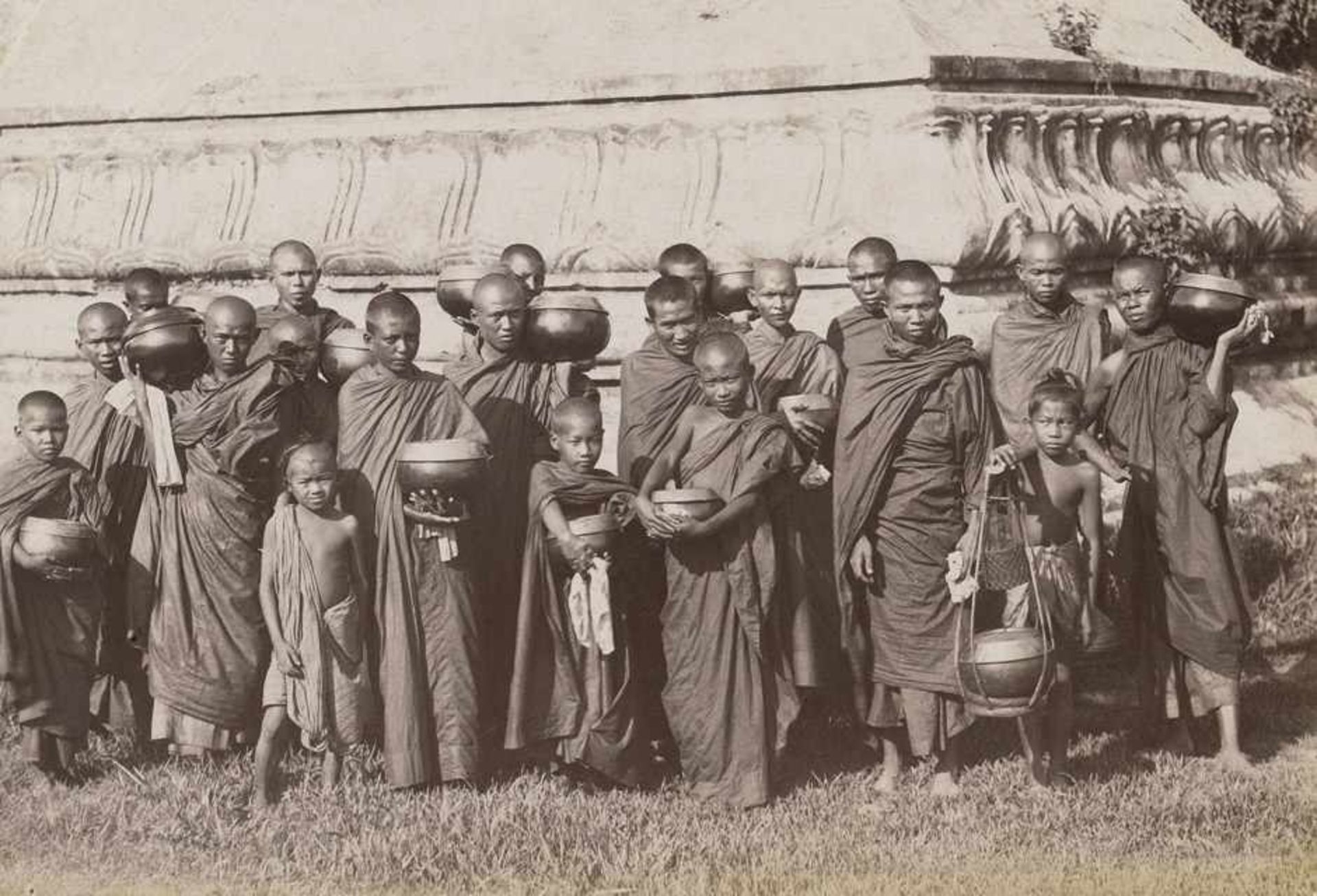 Burma: Group portraits Photographer: Felice Beato (1824 - 1909), Aurélien Pestel (1855 - 1897) and - Bild 2 aus 2