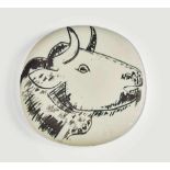 Picasso, Pablo: Profil de taureau Profil de taureau Keramikplatte. Weißer Scherben mit schwarzer und