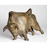 Duttenhoefer, Thomas: Stier Stier Bronze mit grünlich-brauner Patina. Ca. 15 x 27 x 10 cm. Am linken