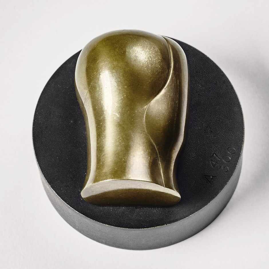 Avramidis, Joannis: Kopf Kopf Bronze mit goldbrauner Patina, auf Bronzesockel. 1979. 4,5 x 6 x 6 cm.