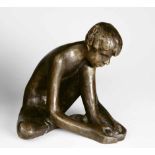 Monogrammist HH: Sitzender Knabe Sitzender Knabe Bronze mit goldbrauner Patina. 13,5 x 15,5 x 12,5