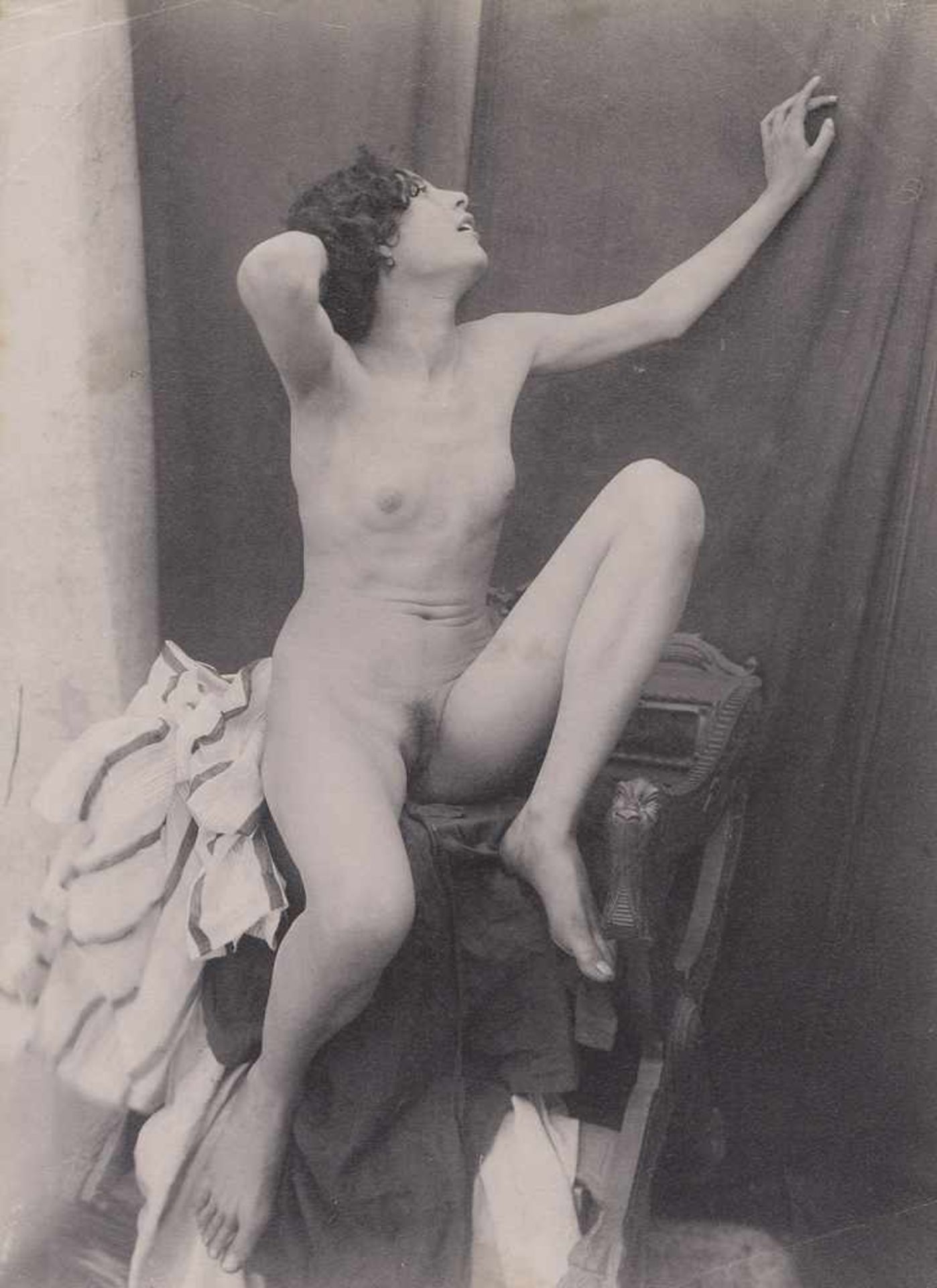 Galdi, Vincenzo: Female nude Female nude. Circa 1900. Albumen print. 22,5 x 16,5 cm. Photographer'