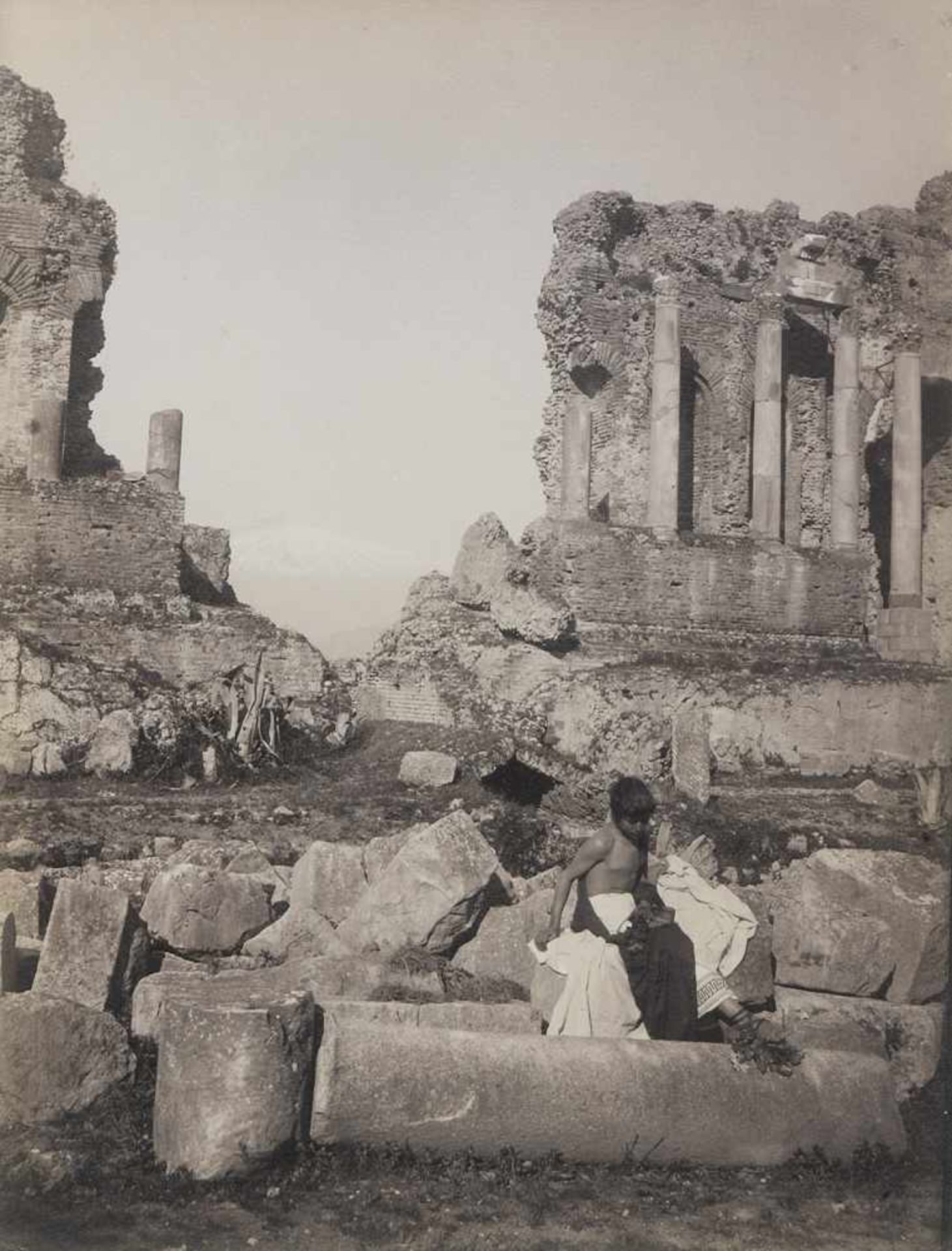 Gloeden, Wilhelm von: Selected images Selected images of Taormina and surroundings. Circa 1900. 5
