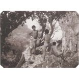 Gloeden, Wilhelm von: Three nude boys in Arcadian scene Three nude boys in Arcadian scene. 1890s.