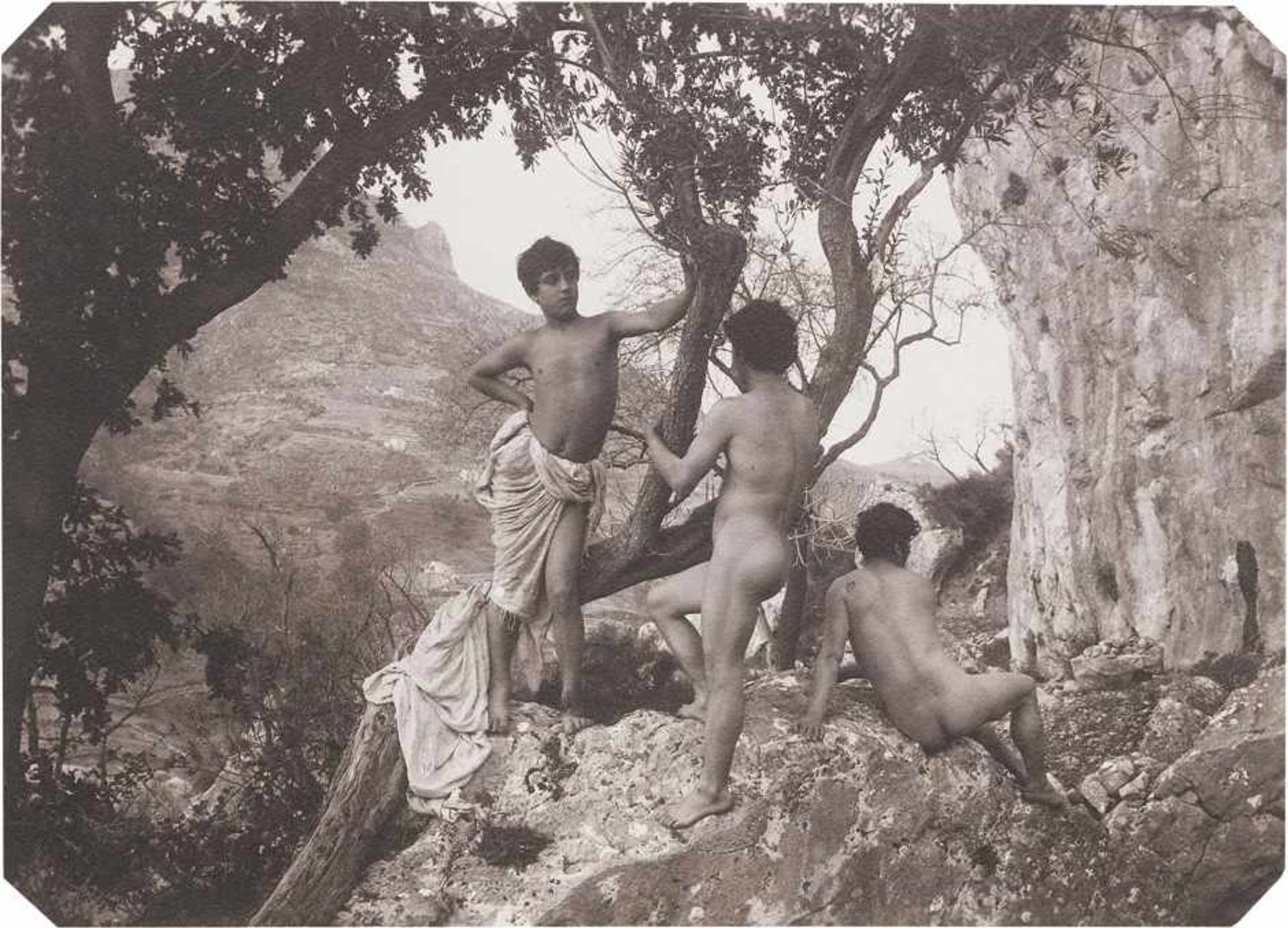 Gloeden, Wilhelm von: Three nude boys in Arcadian scene Three nude boys in Arcadian scene. 1890s.