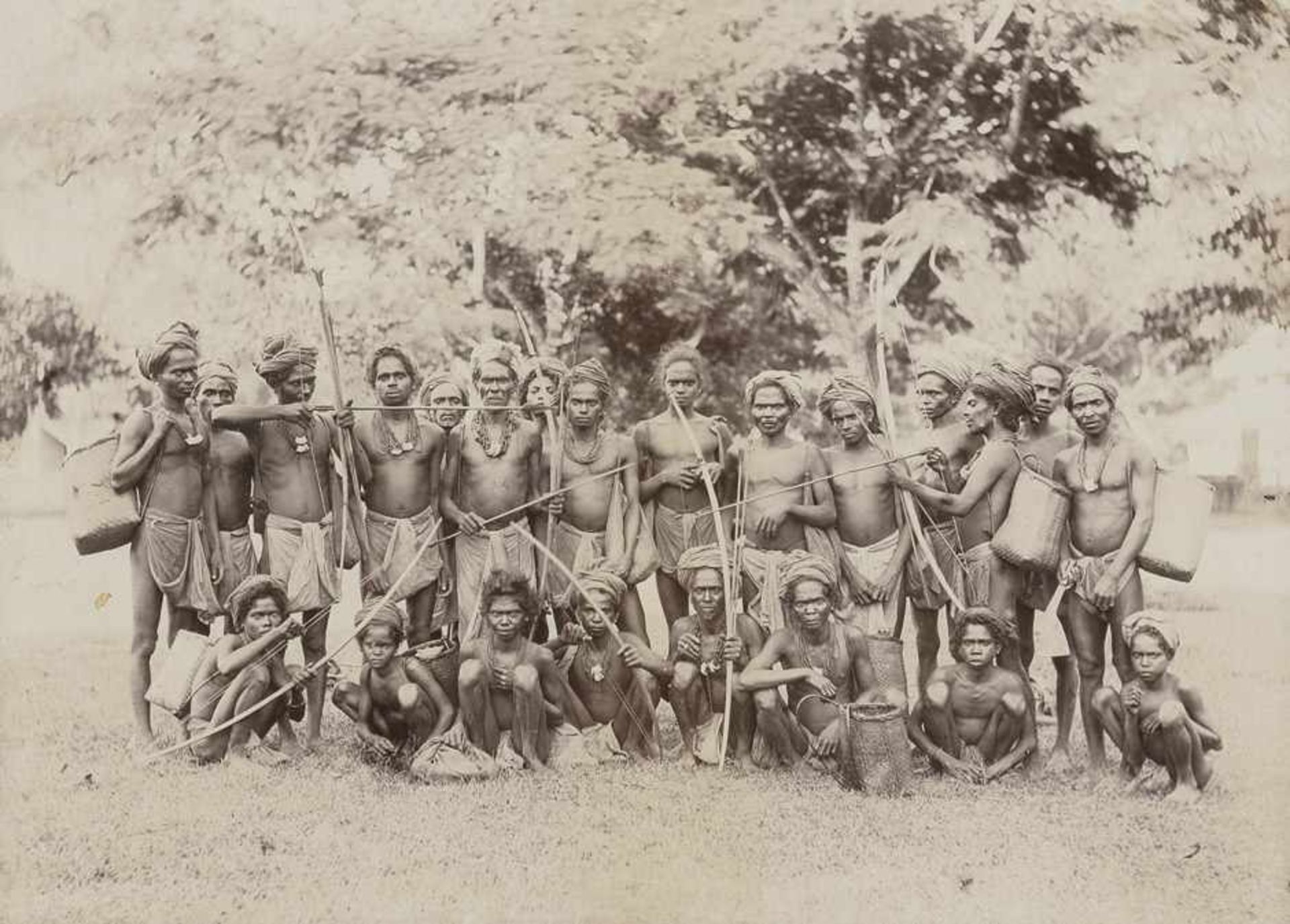 Burma: Group portraits Photographer: Felice Beato (1824 - 1909), Aurélien Pestel (1855 - 1897) and - Bild 3 aus 3