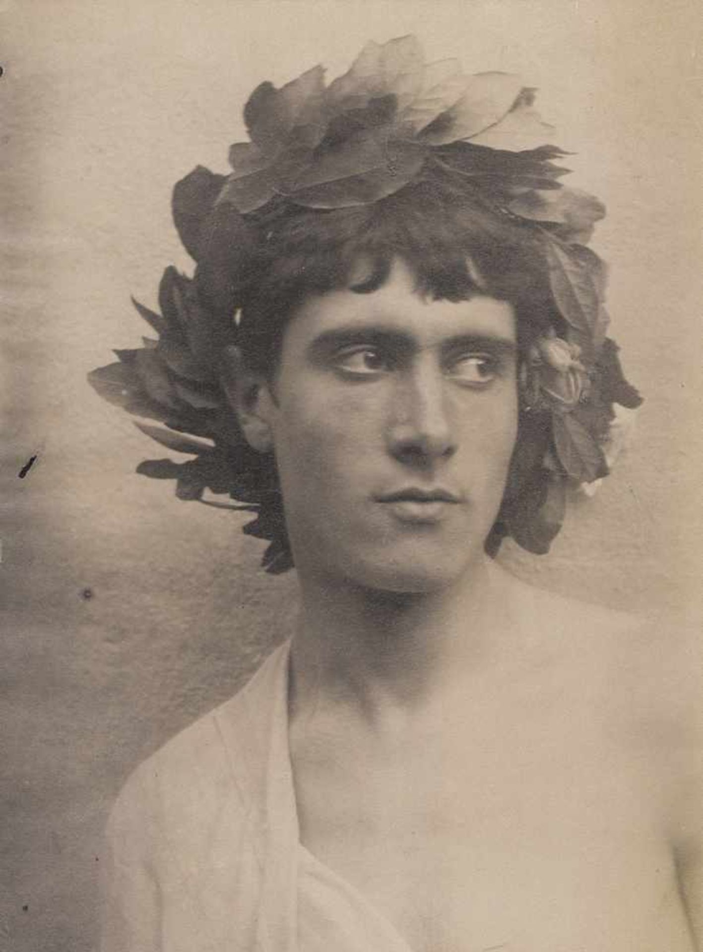 Gloeden, Wilhelm von: Youth with head wreath Youth with head wreath. Circa 1900. Albumen print. 22,8