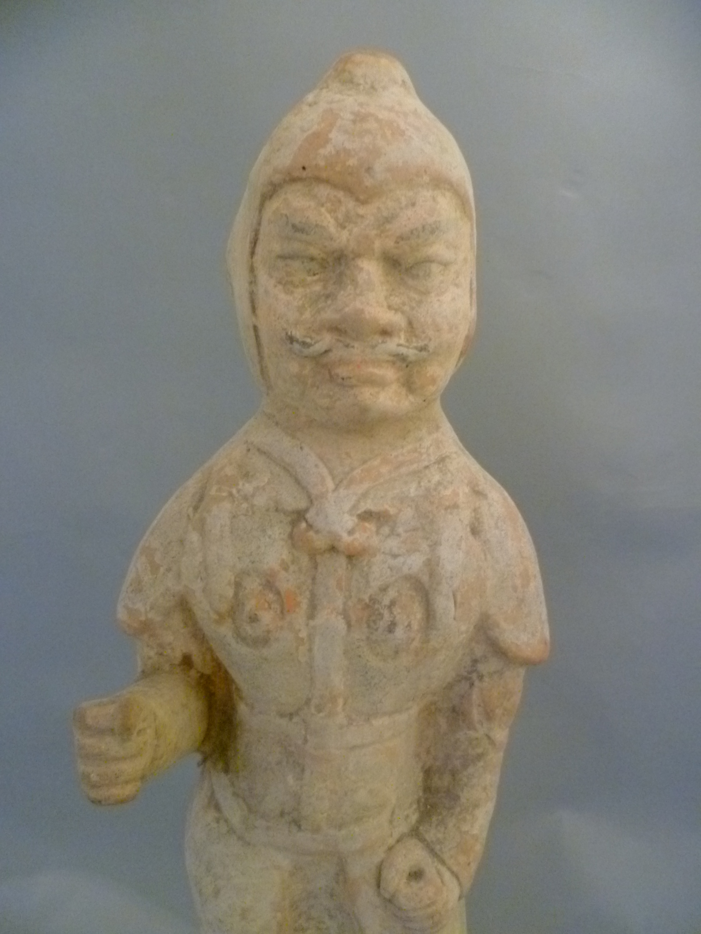 A large Tang Dynasty pottery figure of a soldier, with traces of pigment H53cm W15.5cm - Bild 2 aus 5