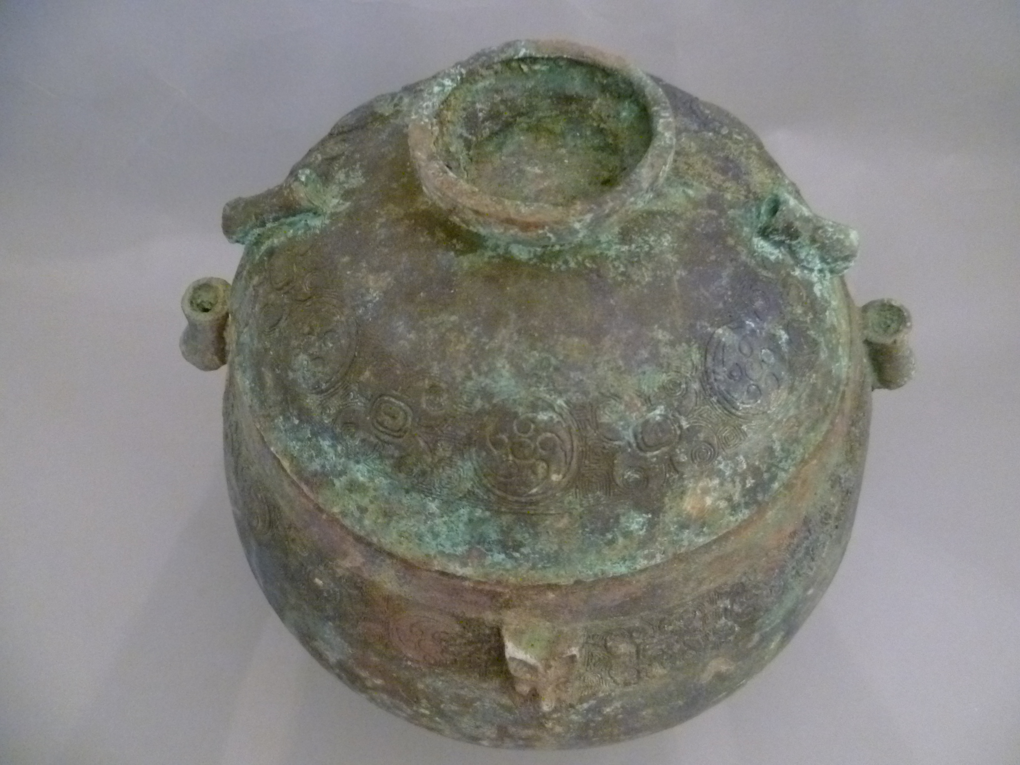 A Chinese archaic bronze bulbous round vessel with cover (possibly Ming Dynasty) the tubular handles - Bild 2 aus 9