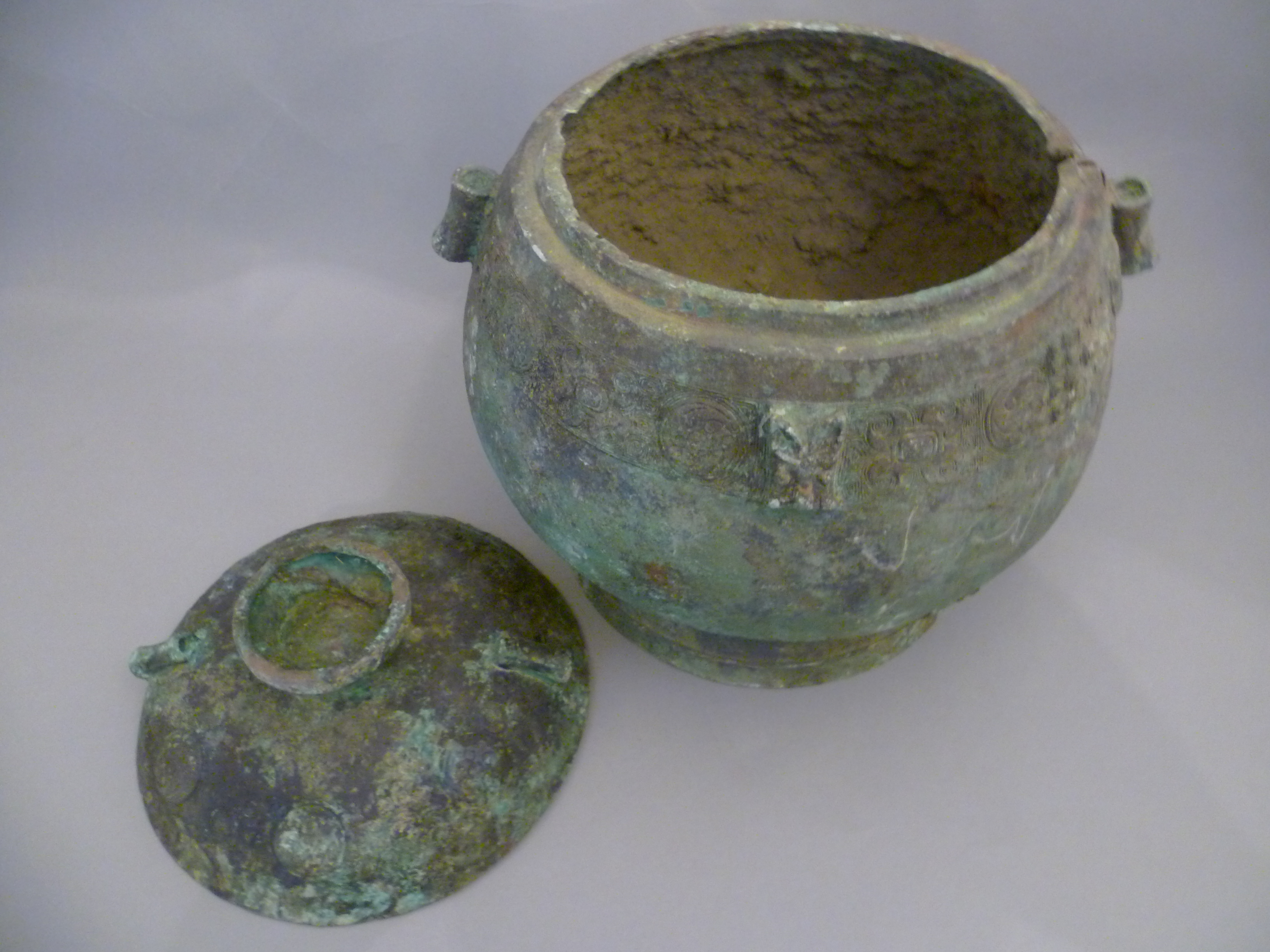 A Chinese archaic bronze bulbous round vessel with cover (possibly Ming Dynasty) the tubular handles - Bild 5 aus 9