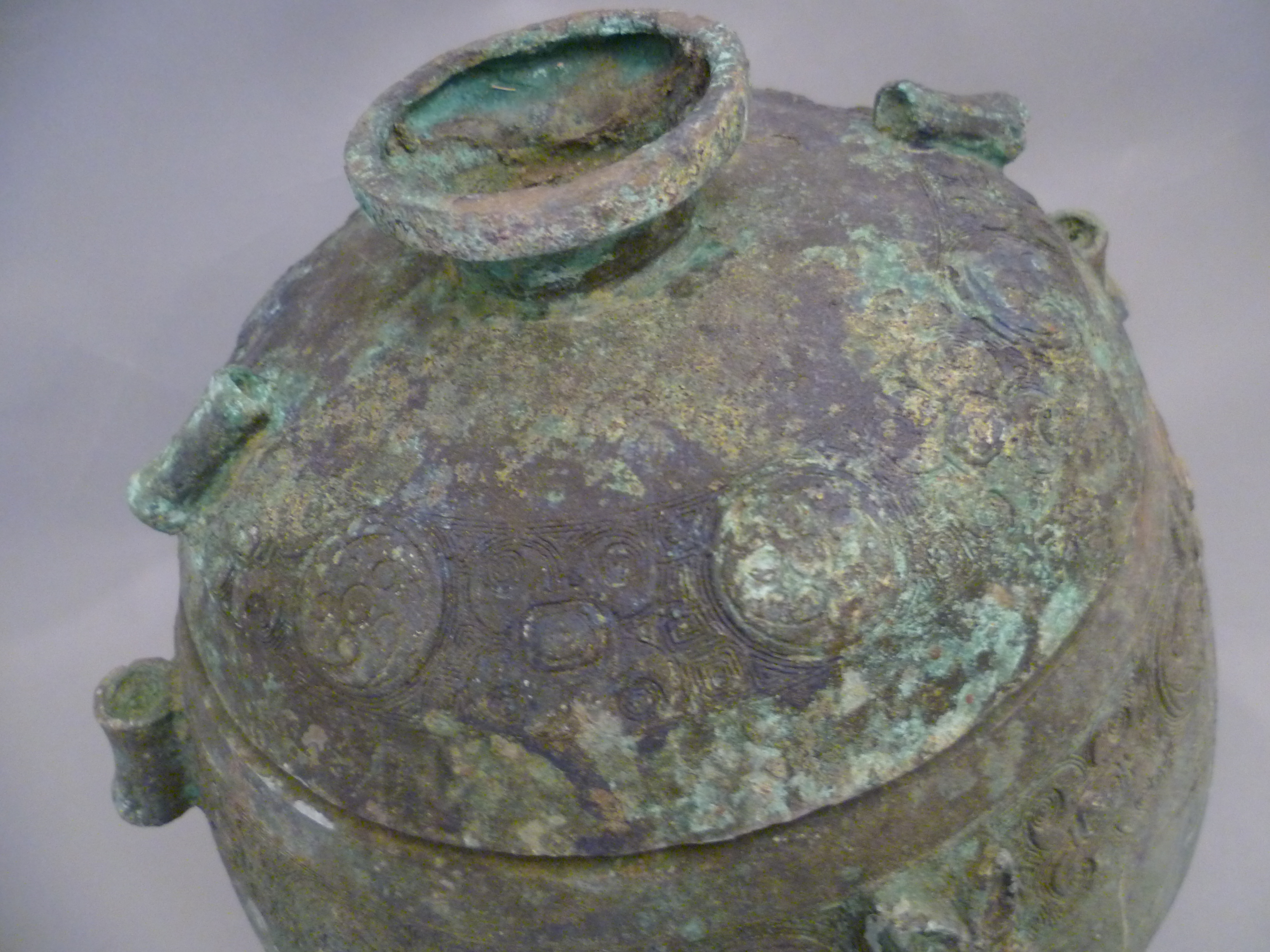 A Chinese archaic bronze bulbous round vessel with cover (possibly Ming Dynasty) the tubular handles - Bild 4 aus 9