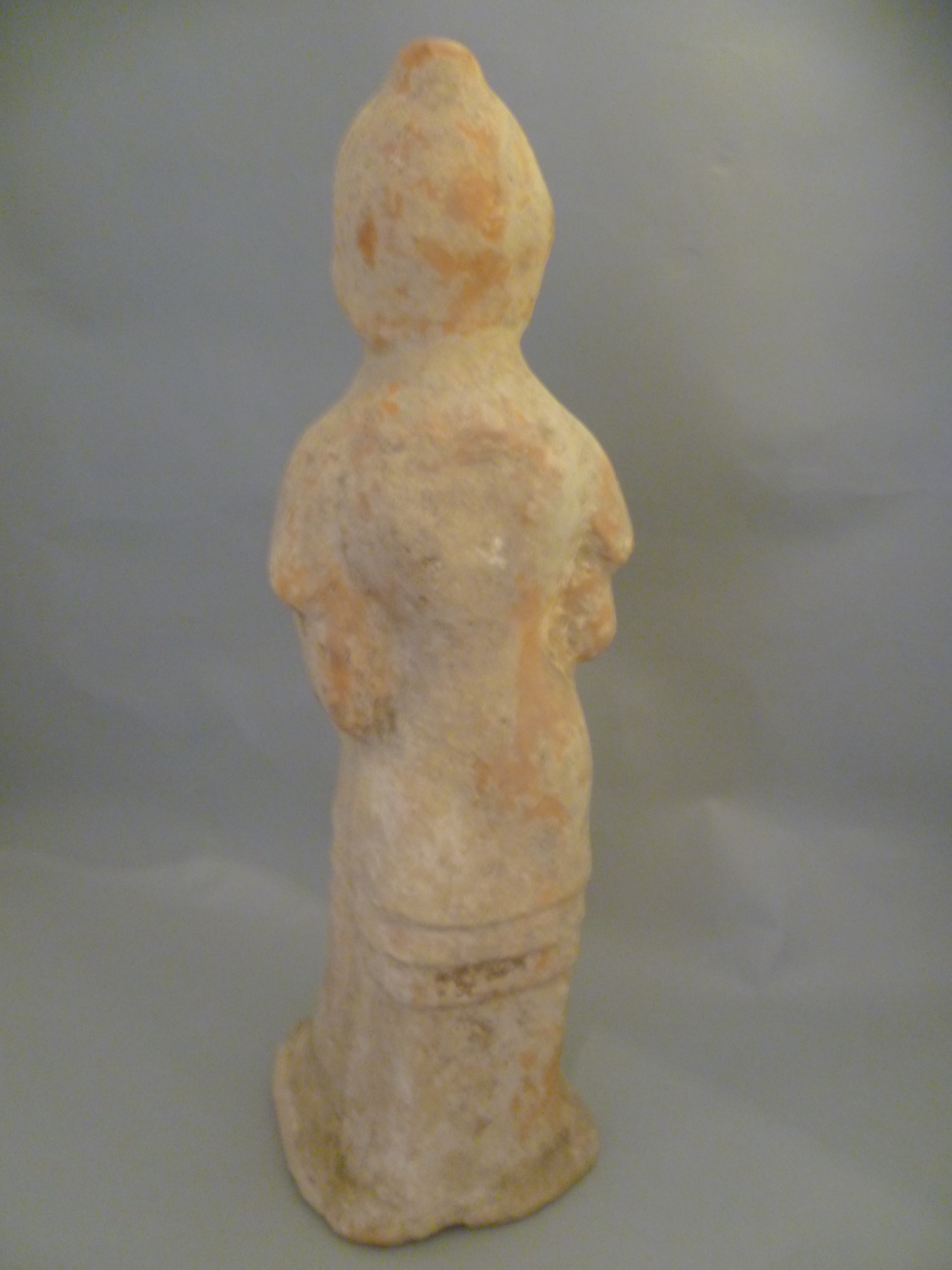 A large Tang Dynasty pottery figure of a soldier, with traces of pigment H53cm W15.5cm - Bild 3 aus 5