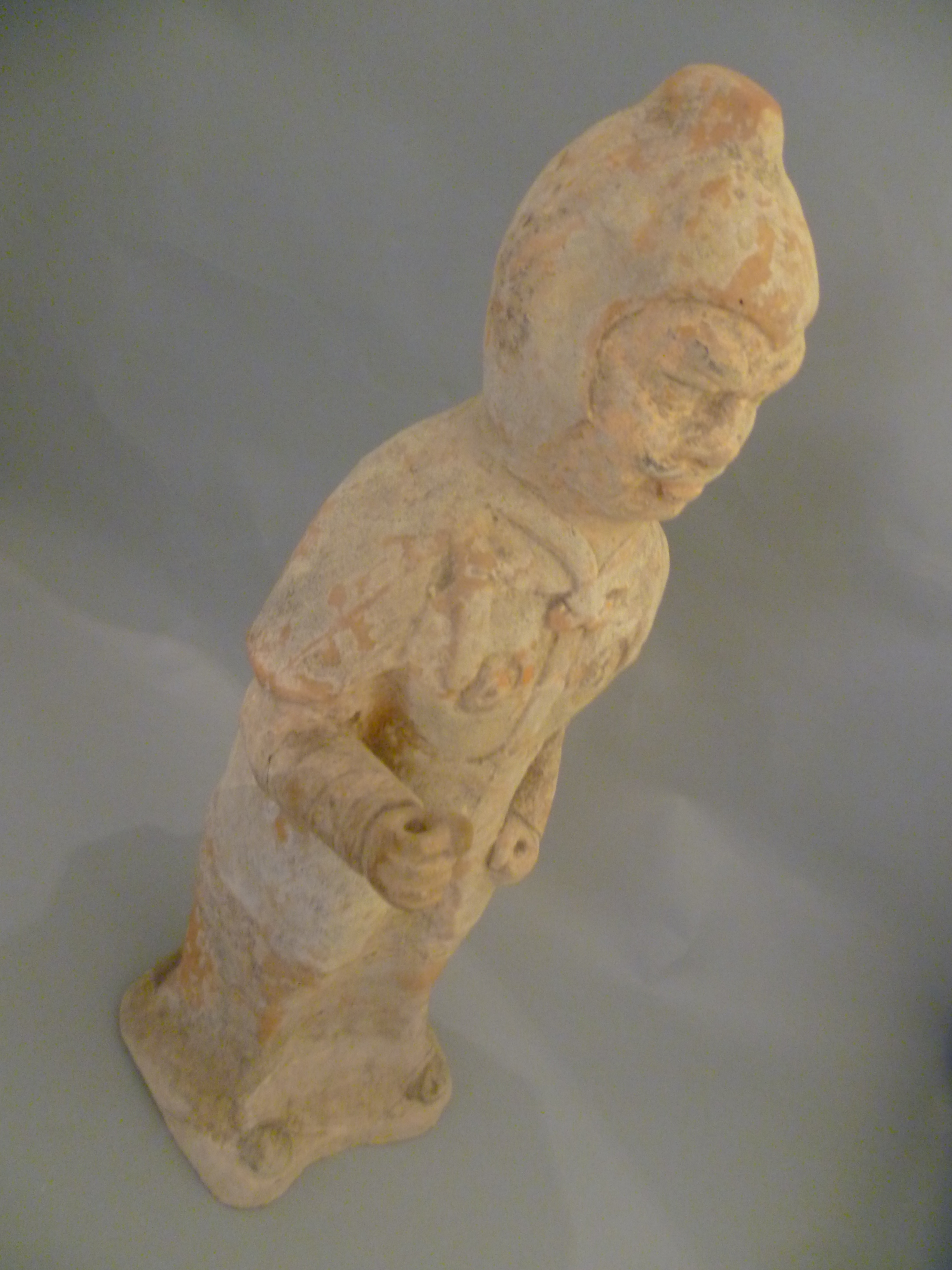 A large Tang Dynasty pottery figure of a soldier, with traces of pigment H53cm W15.5cm - Bild 5 aus 5