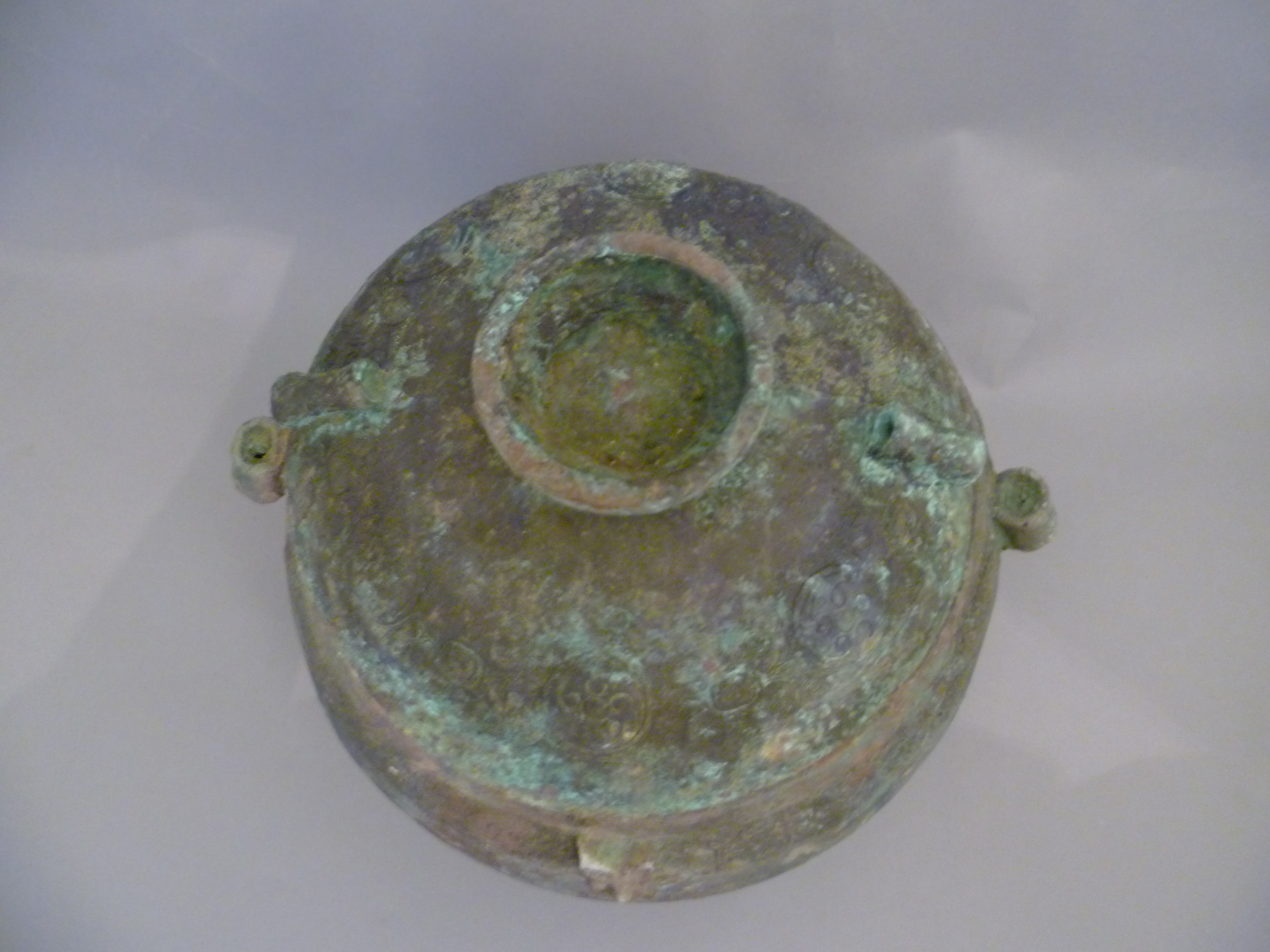 A Chinese archaic bronze bulbous round vessel with cover (possibly Ming Dynasty) the tubular handles - Bild 3 aus 9