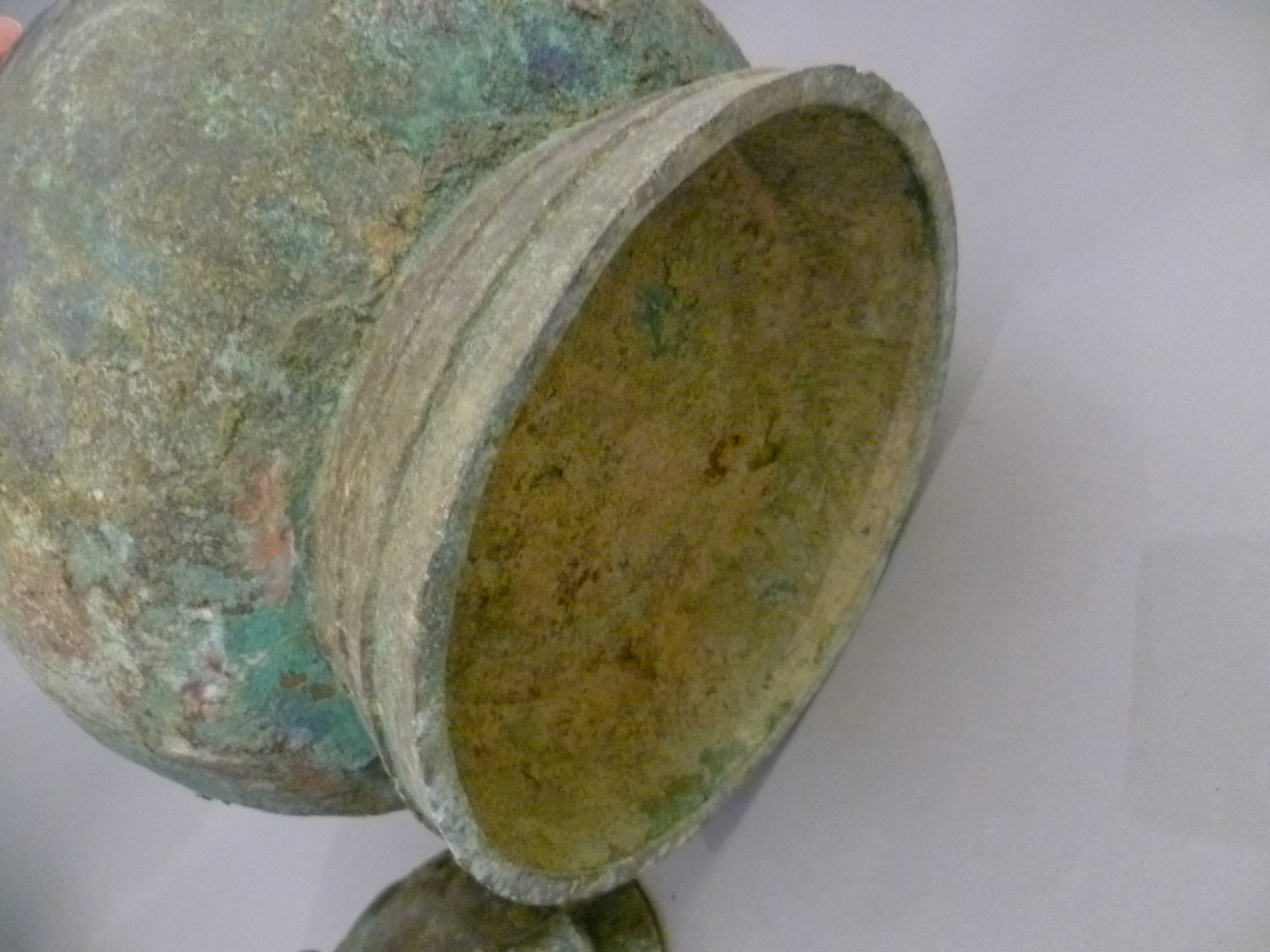 A Chinese archaic bronze bulbous round vessel with cover (possibly Ming Dynasty) the tubular handles - Bild 9 aus 9