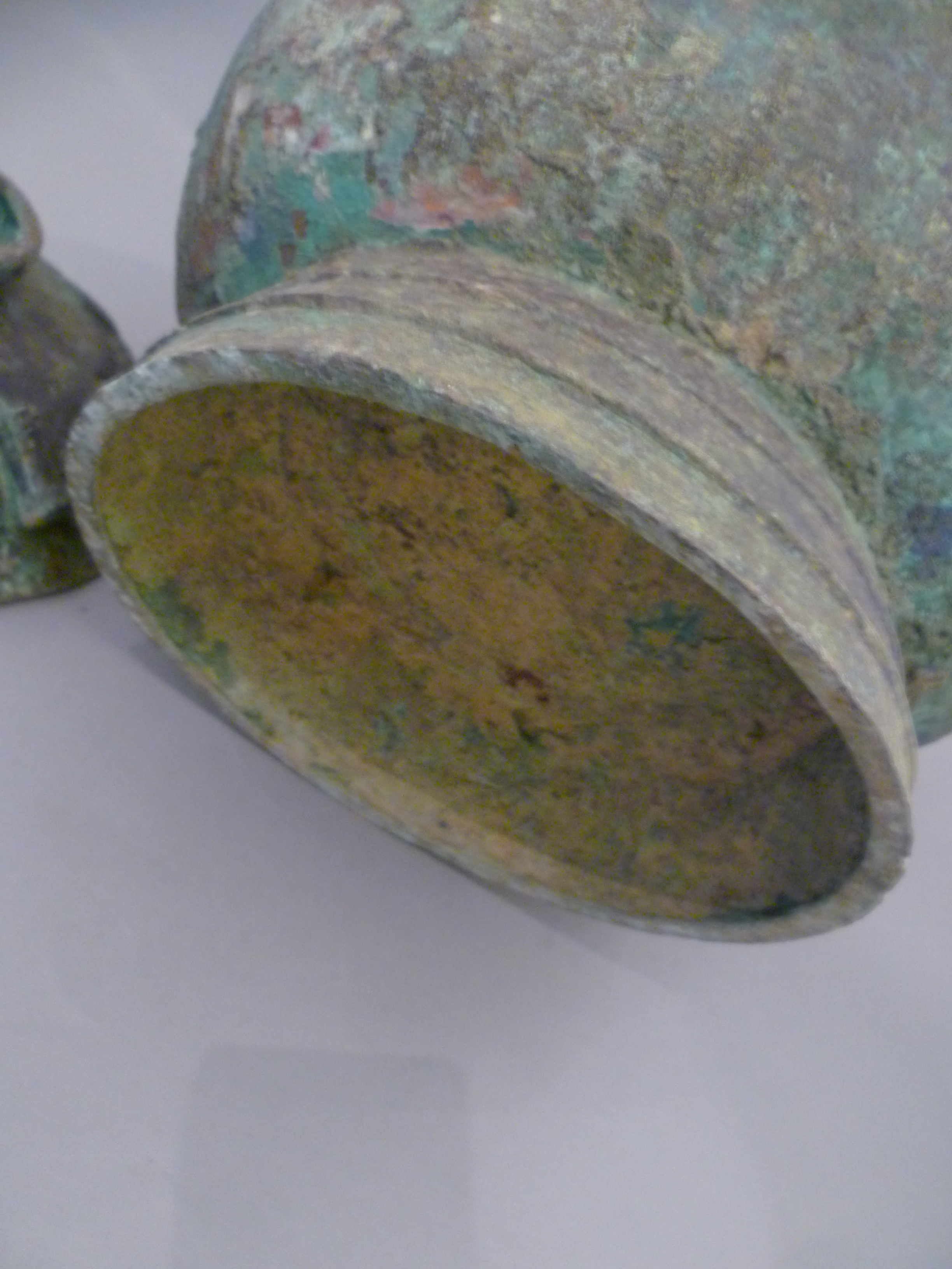 A Chinese archaic bronze bulbous round vessel with cover (possibly Ming Dynasty) the tubular handles - Bild 8 aus 9