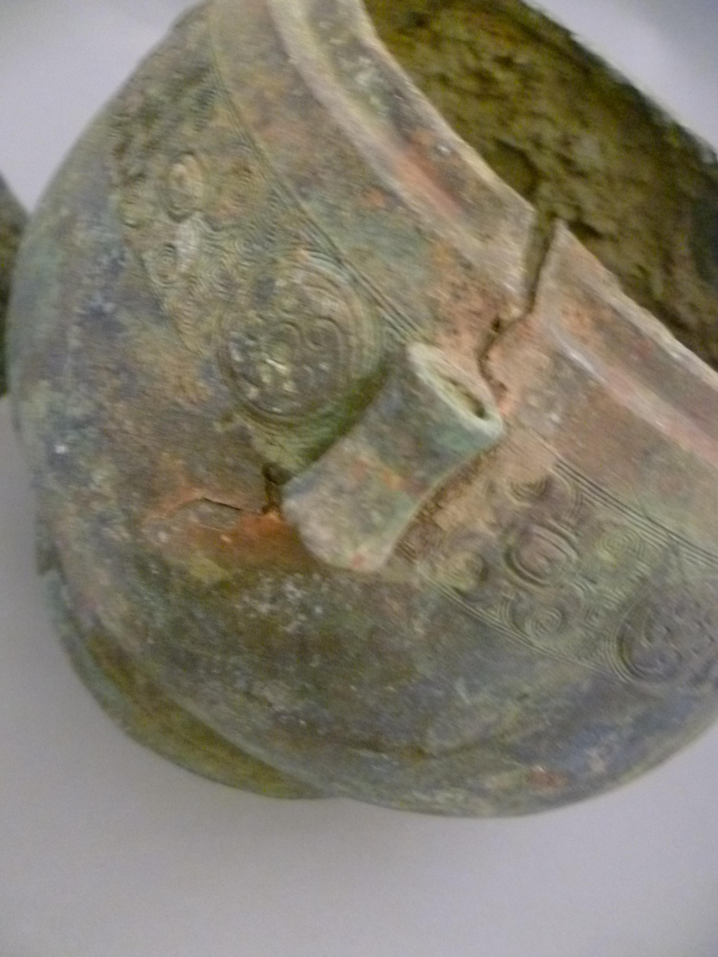 A Chinese archaic bronze bulbous round vessel with cover (possibly Ming Dynasty) the tubular handles - Bild 6 aus 9