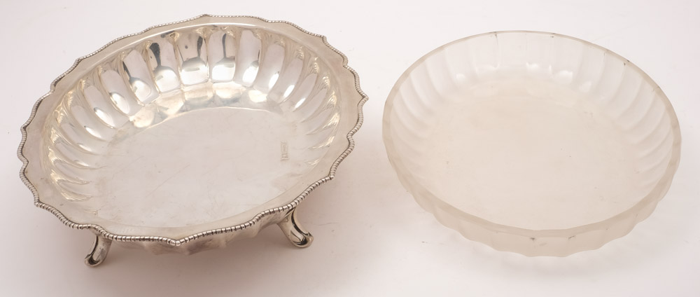 A George V silver serving dish, maker Joseph Rogers & Sons, Sheffield, 1910: of oval outline, - Image 2 of 2