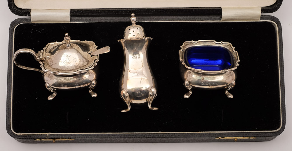 A George V silver three-piece cruet set, maker William Suckling Ltd, Birmingham,