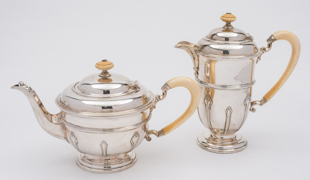 A George V silver two-piece tea service, maker Frank Cobb & Co Ltd, Sheffield,