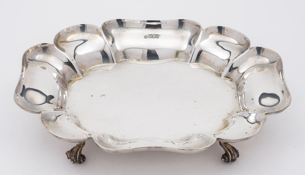 A George V silver serving dish, maker Thomas Bradbury & Sons Ltd, Sheffield,