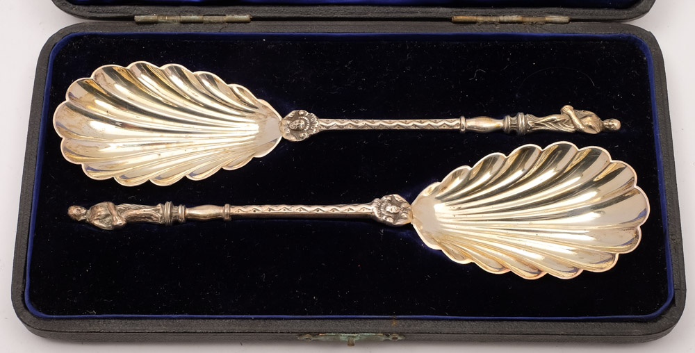 A pair of Edward VII silver spoons, maker William Hutton & Sons Ltd, London,