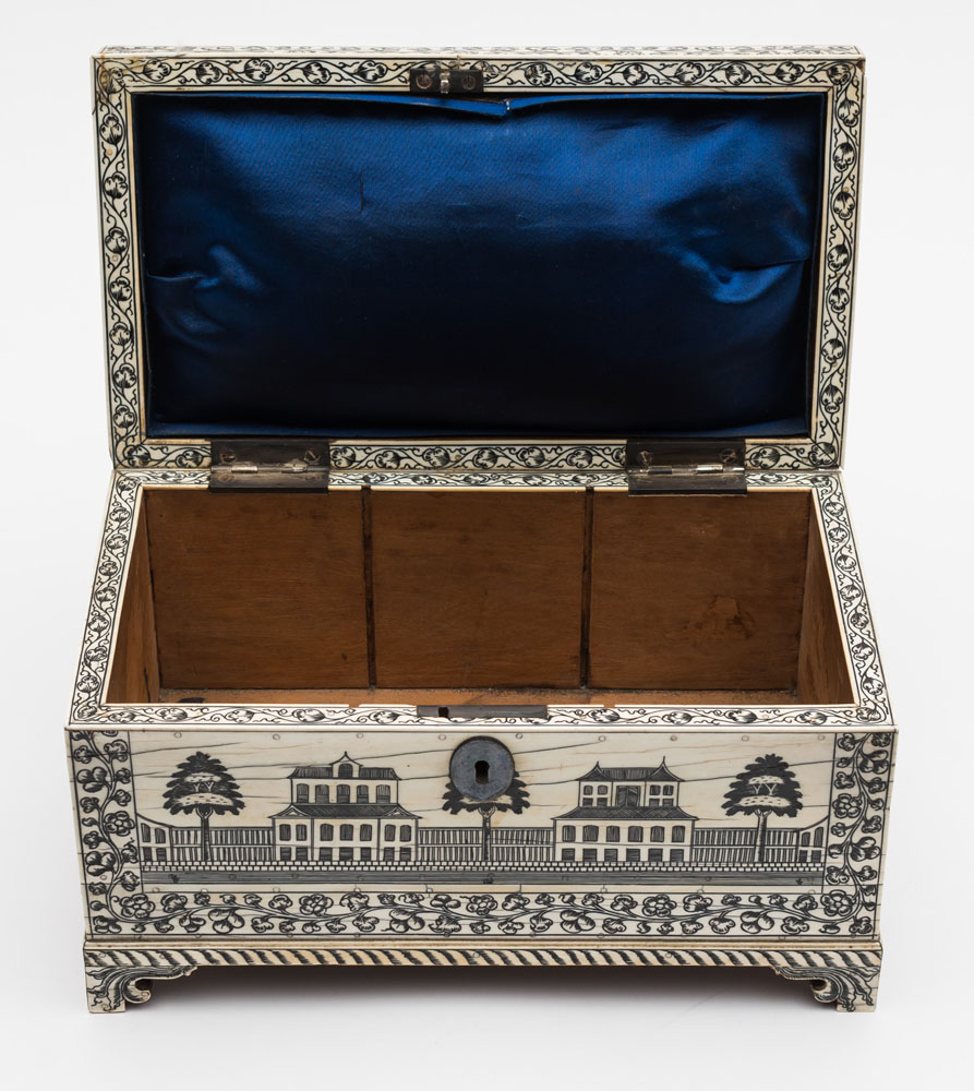 An Anglo-Indian stained ivory tea caddy: decorated on each side with colonial buildings in - Image 2 of 2