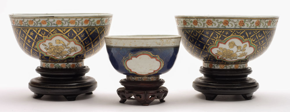 A pair of Chinese Export bowls for the Persian market and a similar smaller bowl: the exteriors